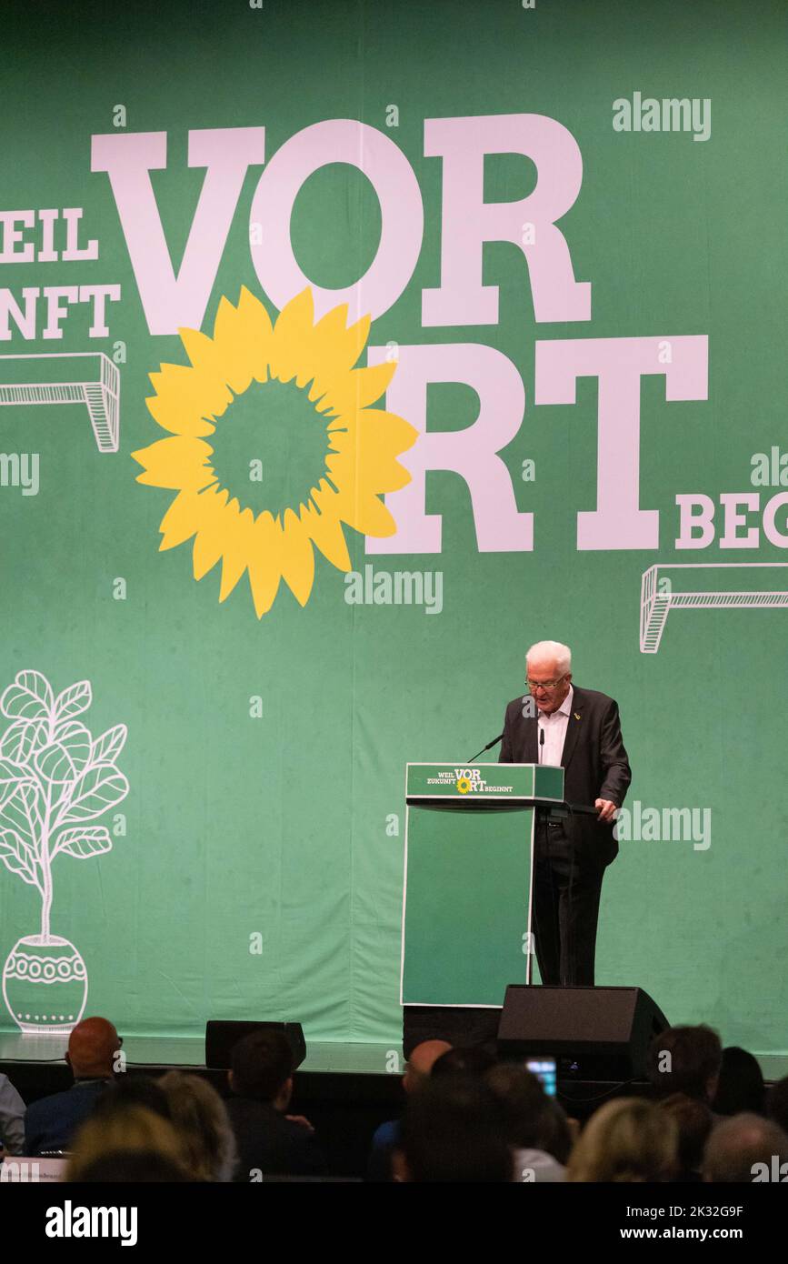 Donaueschingen, Allemagne. 24th septembre 2022. Winfried Kretschmann (Bündnis 90/Die Grünen) est sur scène et parle lors de la conférence du parti d'État. Après plusieurs conventions de partis en ligne, les Verts se réunissent une fois de plus en présence du public. À Donaueschingen, ils veulent se distinguer comme un groupe de zones rurales. Il pourrait y avoir un différend sur la politique budgétaire. Credit: Philipp von Ditfurth/dpa/Alay Live News Banque D'Images