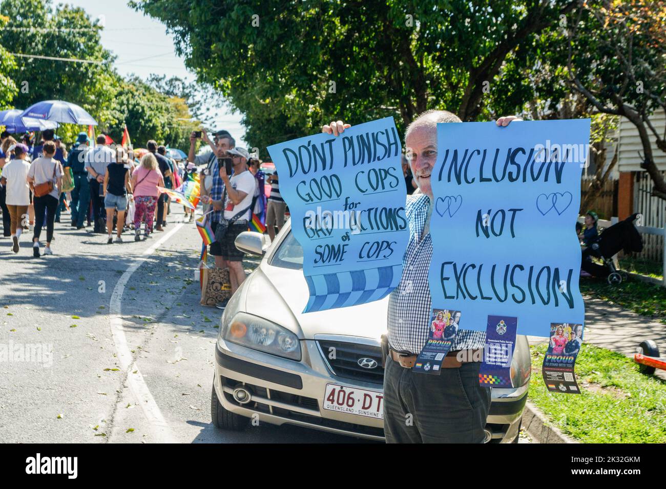 Brisbane, Australie. 24th septembre 2022. Un chahuteur expose des pancartes pendant la Brisbane Pride March. Les membres de la communauté LGBT et leurs alliés ont défilé à travers le West End de Brisbane jusqu'à Musgrave Park dans le cadre du Brisbane Pride Festival, après deux années de retards dus à la pandémie COVID 19. Brisbane Pride célèbre et soutient la communauté LGBTIQ depuis plus de trente ans. (Photo de Joshua Prieto/SOPA Images/Sipa USA) crédit: SIPA USA/Alay Live News Banque D'Images