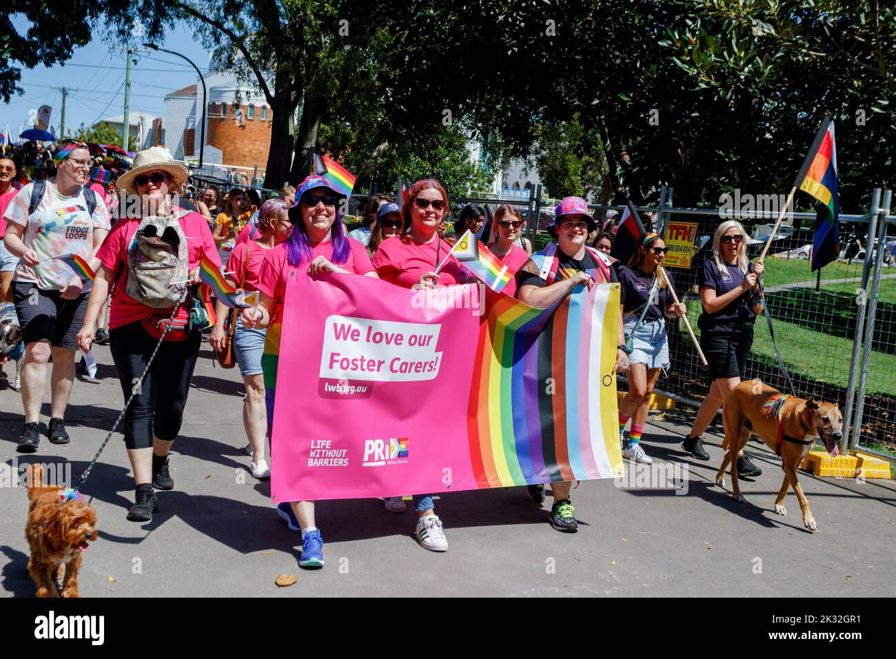 Brisbane, Australie. 24th septembre 2022. Les marcheurs ont vu porter des drapeaux et des bannières pendant la Brisbane Pride March. Les membres de la communauté LGBT et leurs alliés ont défilé à travers le West End de Brisbane jusqu'à Musgrave Park dans le cadre du Brisbane Pride Festival, après deux années de retards dus à la pandémie COVID 19. Brisbane Pride célèbre et soutient la communauté LGBTIQ depuis plus de trente ans. (Photo de Joshua Prieto/SOPA Images/Sipa USA) crédit: SIPA USA/Alay Live News Banque D'Images