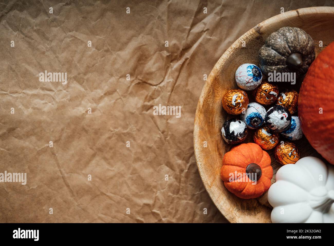 Halloween durable. Halloween écologique, trick-or-Treating sans plastique, Halloween verte. Zéro déchet Halloween décoration citrouille, papier d'aluminium bonbon dedans Banque D'Images