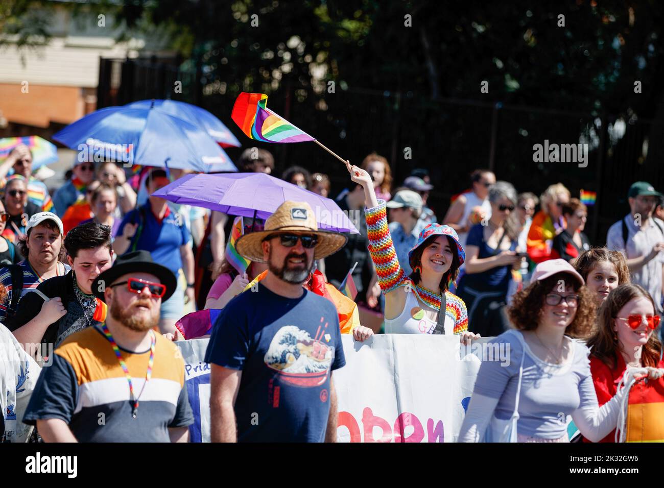 Brisbane, Australie. 24th septembre 2022. Les participants ont vu des marcheurs regarder, lors de la Brisbane Pride March. Les membres de la communauté LGBT et leurs alliés ont défilé à travers le West End de Brisbane jusqu'à Musgrave Park dans le cadre du Brisbane Pride Festival, après deux années de retards dus à la pandémie COVID 19. Brisbane Pride célèbre et soutient la communauté LGBTIQ depuis plus de trente ans. (Photo de Joshua Prieto/SOPA Images/Sipa USA) crédit: SIPA USA/Alay Live News Banque D'Images