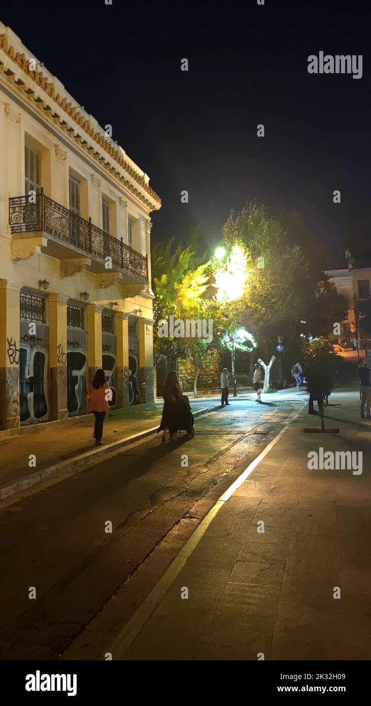 Vieille ville d'Athènes place Monastiraki et ancienne route de Plaka promenade d'été arrière-plan de haute qualité imprimés Banque D'Images