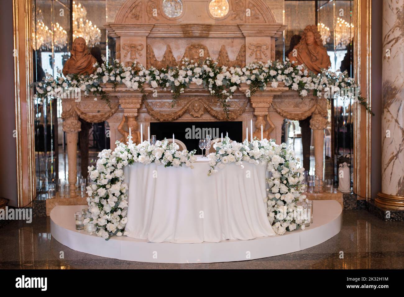 Décoration florale des tables de mariage. Table de banquet et décoration. Banque D'Images