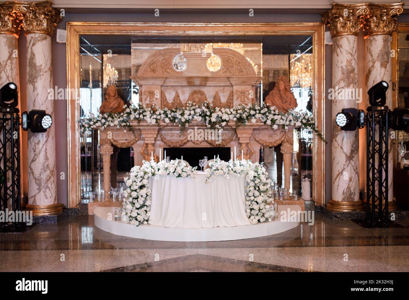 Décoration florale des tables de mariage. Table de banquet et décoration. Banque D'Images