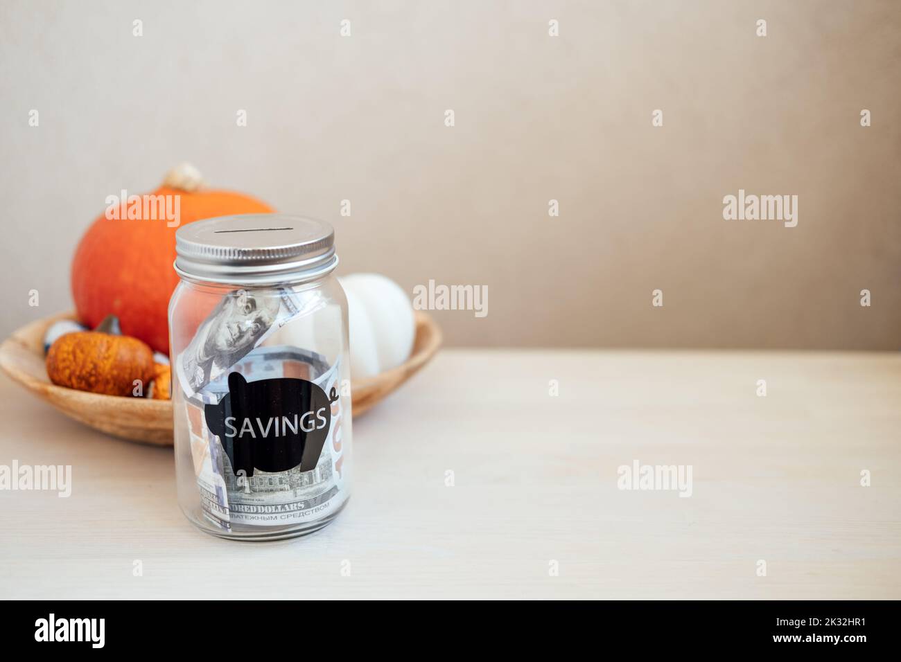 Économisez de l'argent idées pour le jour de Thanksgiving, économisez, Thanksgiving sur le budget. Pot de maçon en verre avec banque de piggy en argent sur la décoration de citrouille de Thanksgiving Banque D'Images