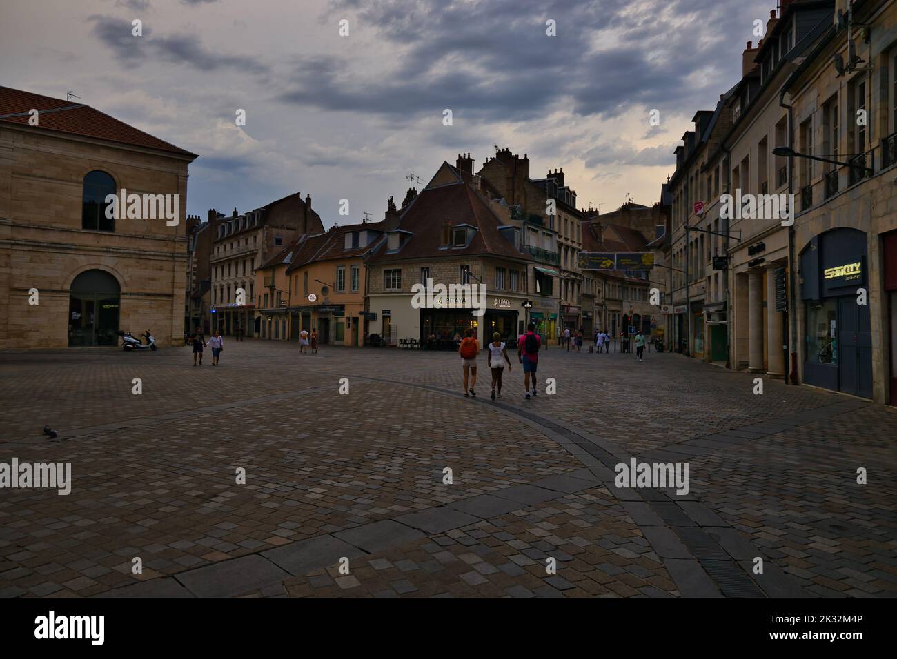 Place de la révolution de Besançon après le coucher du soleil Banque D'Images