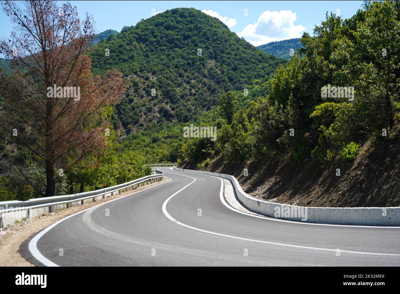 Route en serpentin allant au sommet de la montagne Banque D'Images