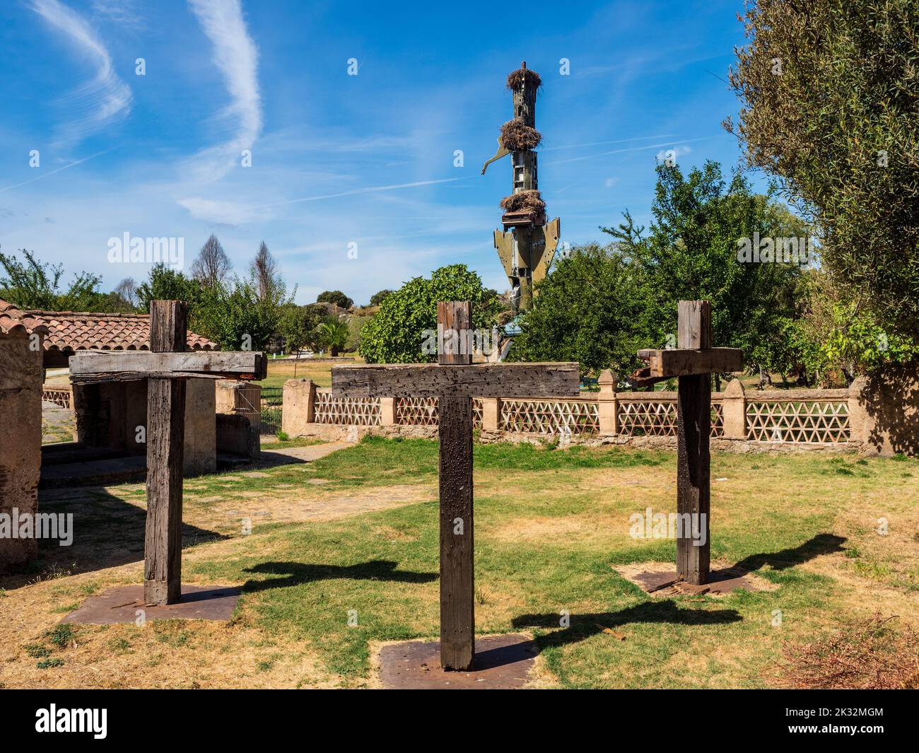 Œuvres en plein air de croix en bois de Yoko Ono au Musée d'art contemporain Vostell de Malpartida (Cáceres). Banque D'Images