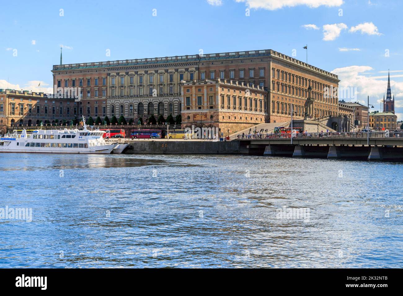 STOCKHOLM, SUÈDE - 27 JUIN 2016: Voici le Palais Royal - la résidence officielle du monarque suédois sur la promenade de l'île Stadholmen. Banque D'Images