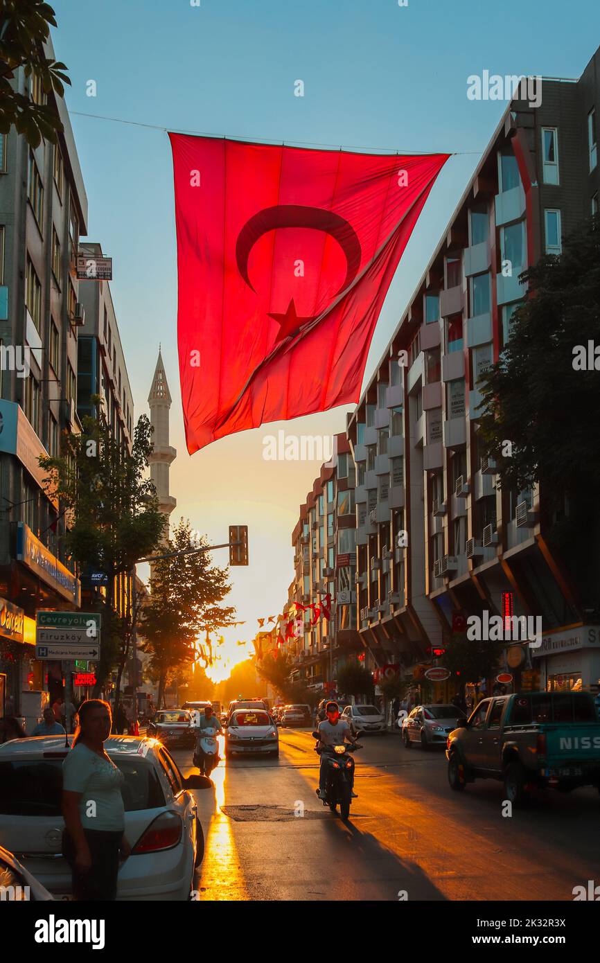 Istanbul , Turquie - août 2018: Le grand drapeau turc agité avec croissant et étoile accrochée dans la rue. Banque D'Images
