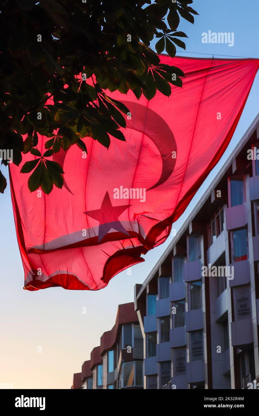 Grand drapeau turc agitant avec croissant et étoile accrochée dans la rue. Banque D'Images
