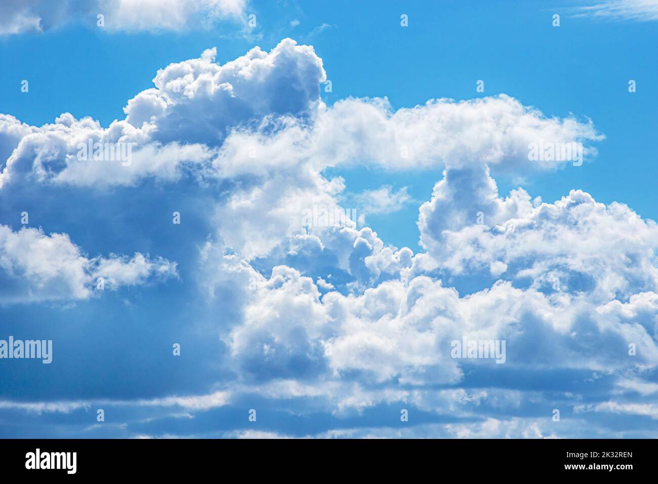 Image phénomène naturel ciel bleu avec des nuages blancs Banque D'Images