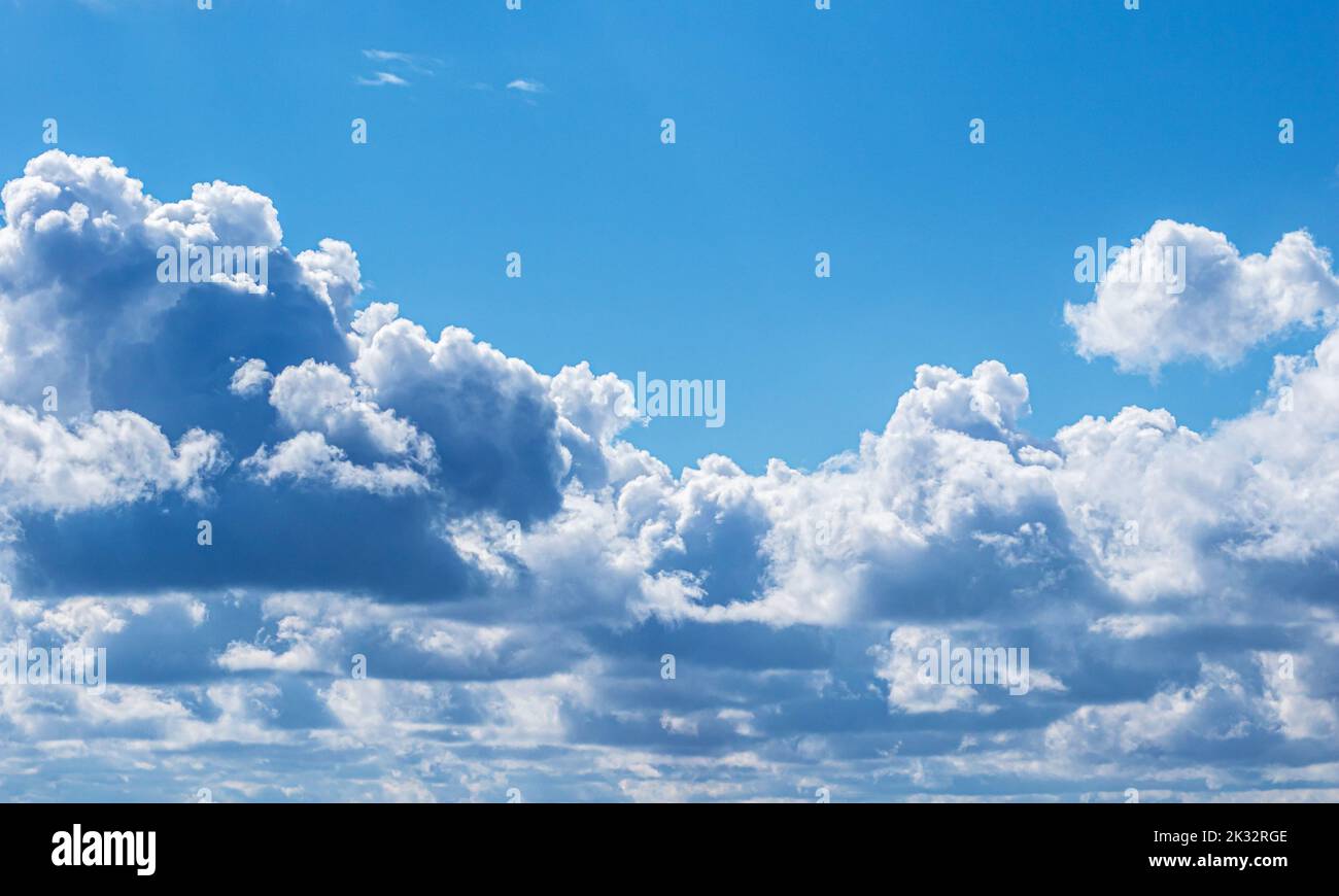 Image phénomène naturel ciel bleu avec des nuages blancs Banque D'Images