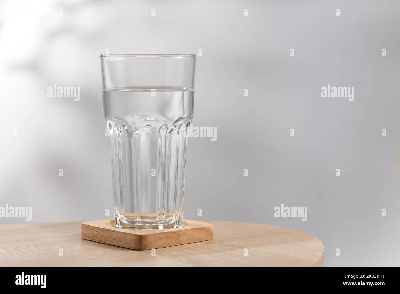 L'eau pure dans le verre est sur la table Banque D'Images