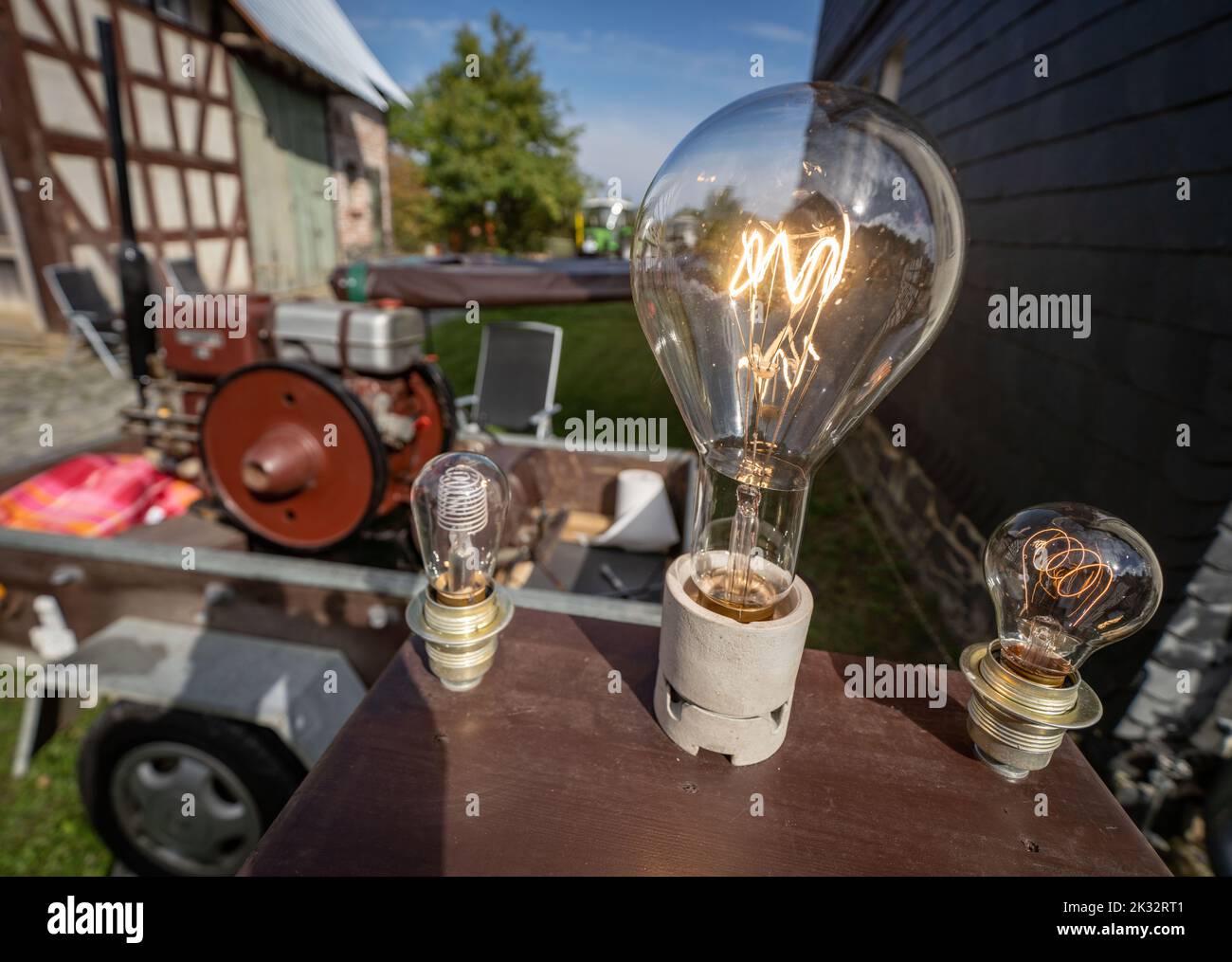 Neu Anspach, Allemagne. 24th septembre 2022. Un moteur à essence stationnaire de 12 ch (arrière gauche) de 1953 génère la puissance des ampoules anciennes sur une console de mesure du Treckertreff dans le musée en plein air de Hessenpark. De nombreux tracteurs d'époque, des machines agricoles historiques et Unimogs peuvent y être mis en valeur. Tous les tracteurs âgés d'au moins 25 ans sont les bienvenus au Treckertreff. Credit: Frank Rumpenhorst/dpa/Alay Live News Banque D'Images