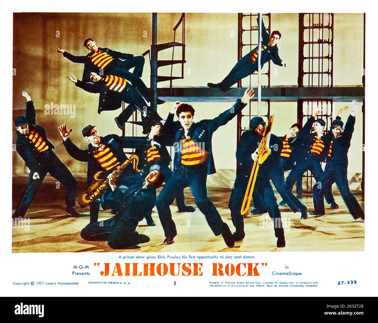 Elvis Presley dans la célèbre scène de danse - Jailhouse Rock (1957 lobby card - spectacle de prison) Banque D'Images