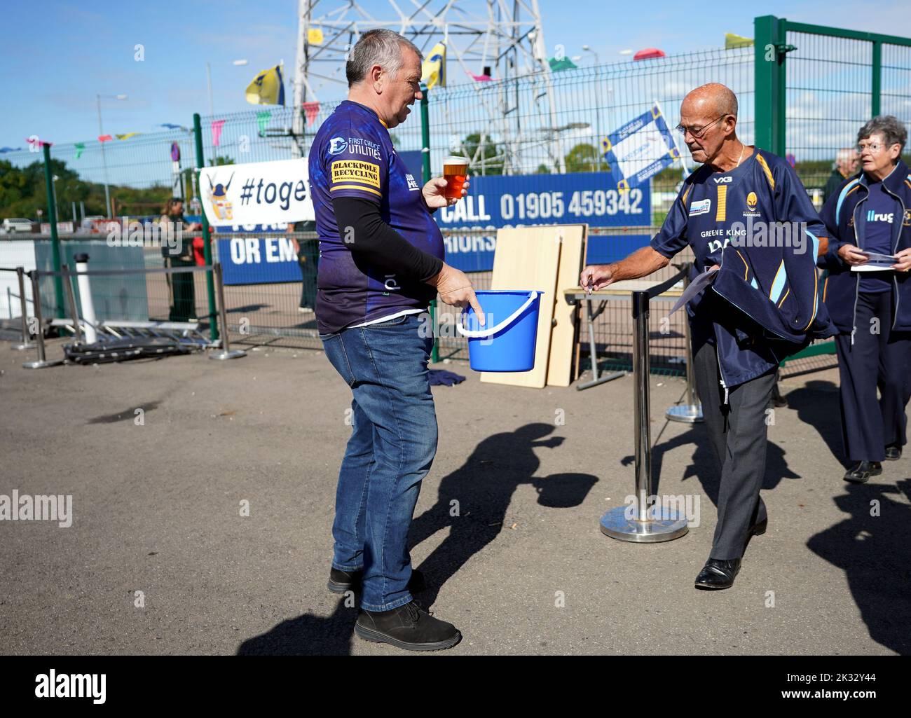 Les fans qui font des dons avant le match Gallagher Premiership au Sixways Stadium, Worcester. Date de la photo: Samedi 24 septembre 2022. Banque D'Images