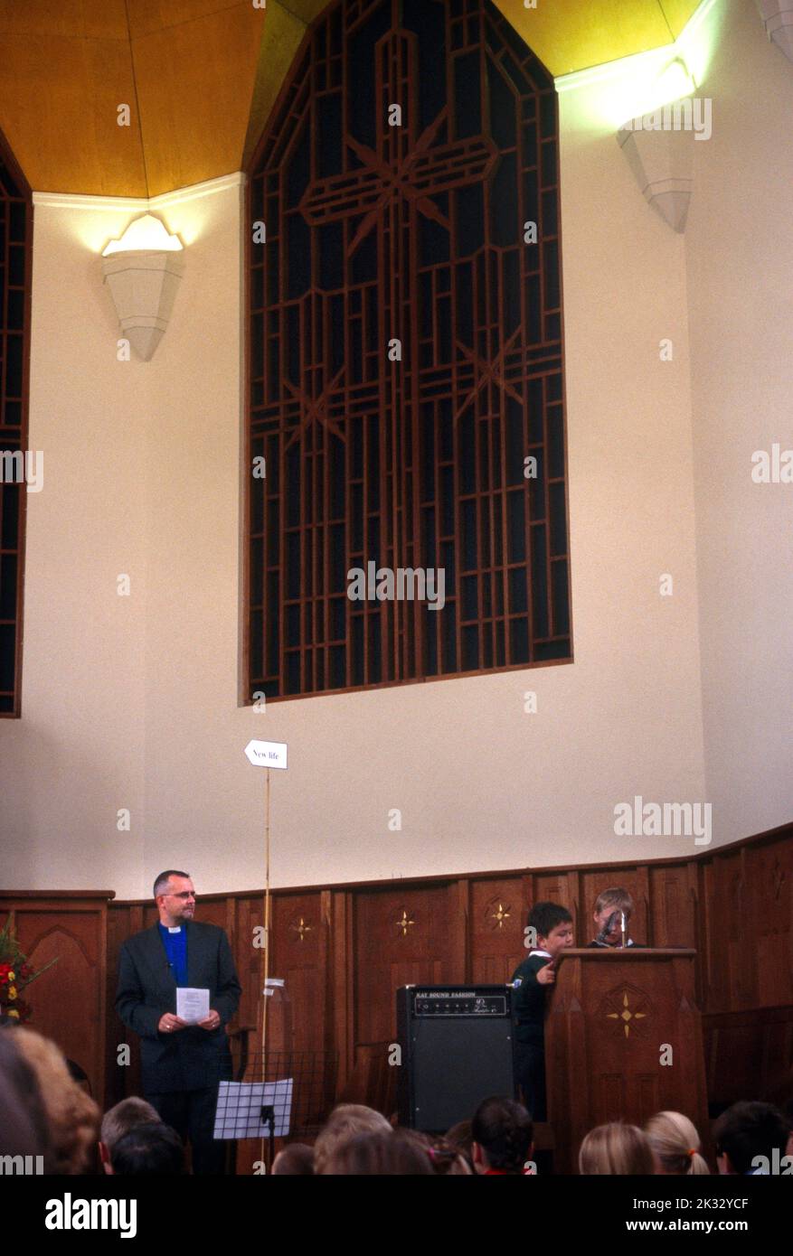 Le révérend de l'église protestante presbytérienne de St Andrews au Family Service Boys parlant à Pulpit Banque D'Images