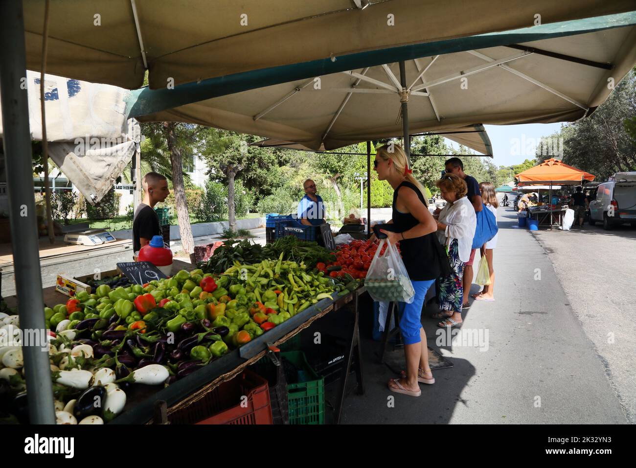 Les gens magasiner au marché des fruits et des légumes du samedi Vouliagmeni Athènes Grèce Banque D'Images