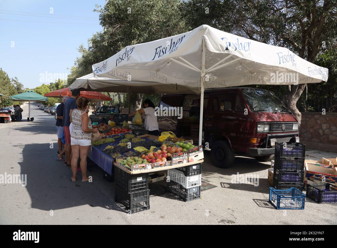 Personnes Shopping au marché du samedi porte-clés Vente de fruits et légumes Vouliagmeni Athènes Grèce Banque D'Images