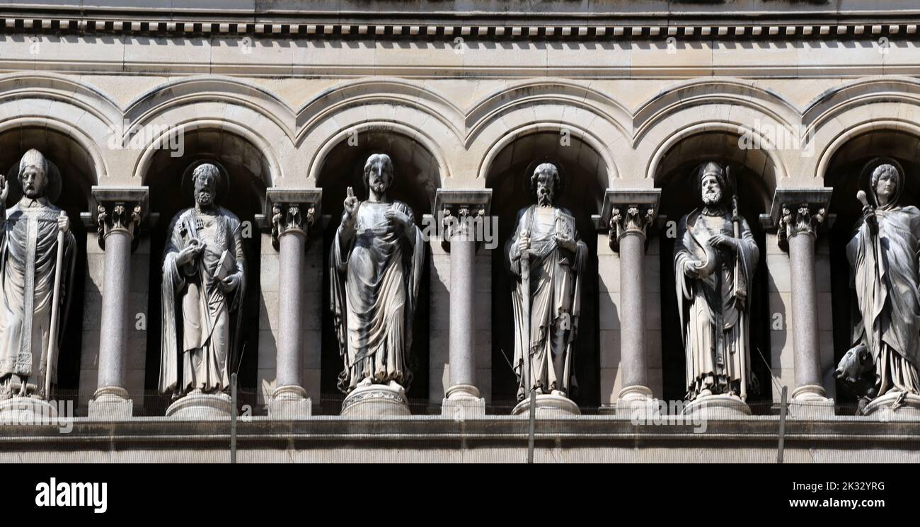 Cathédrale Sainte-Marie-majeure (cathédrale Sainte-Marie majeure) sept statues au-dessus de l'Arche représentent Jésus-Christ entouré des Apôtres Pierre, Paul Banque D'Images
