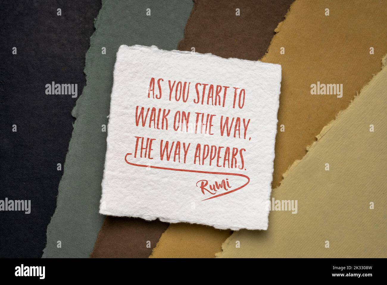 Comme vous commencez à marcher sur le chemin, le chemin apparaît - citation de Rumi sur une feuille carrée de papier de Khadi contre l'abstrait dans les couleurs de la terre Banque D'Images