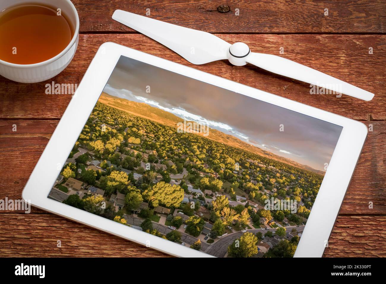 Lever de soleil à la fin de l'été au-dessus de la zone résidentielle de fort Collins et des contreforts des montagnes Rocheuses dans le nord du Colorado, en examinant une image aérienne sur une digita Banque D'Images