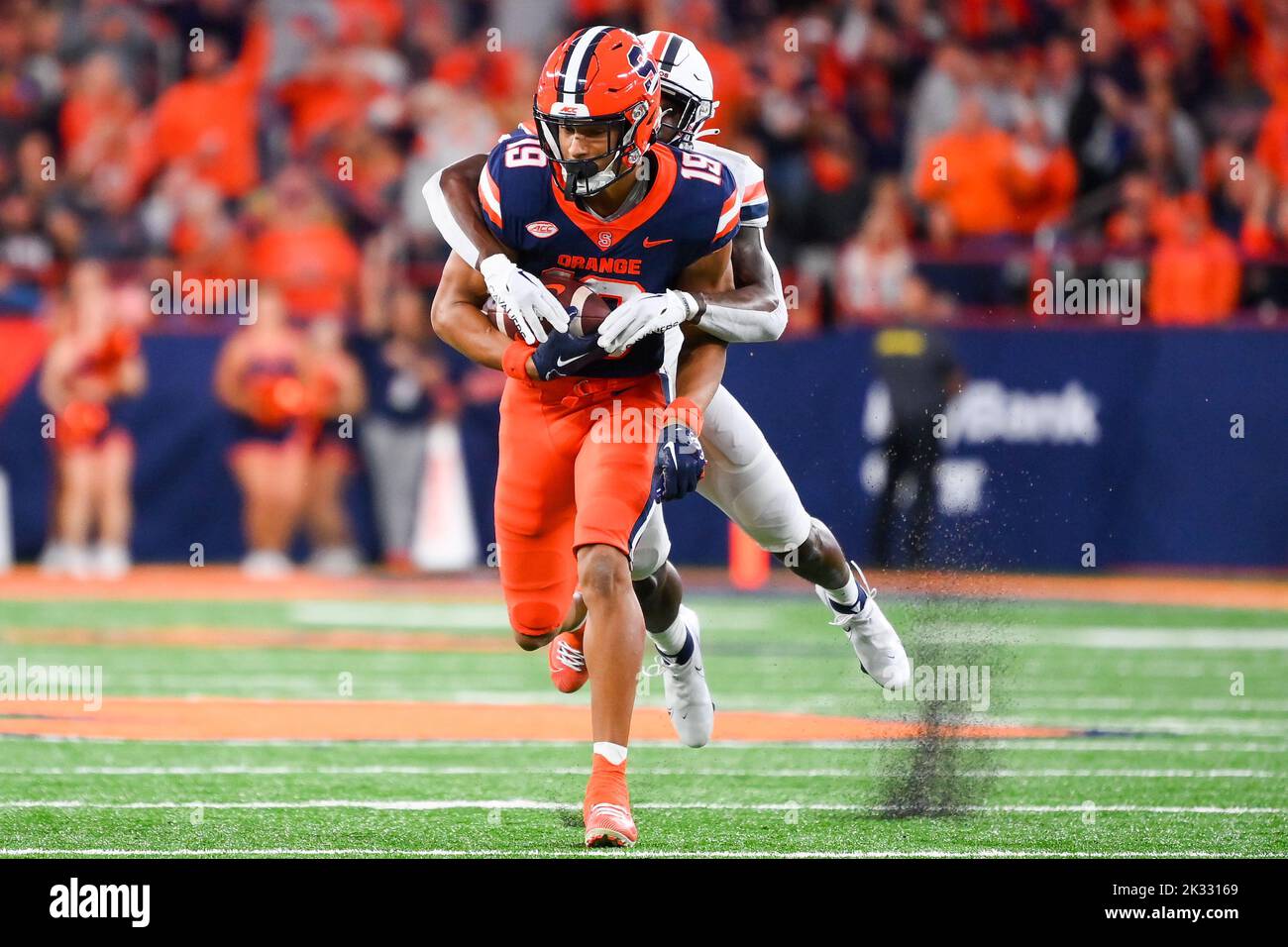 23 septembre 2022: Virginia Cavaliers défense dos Darrius Bratton (arrière) s'attaque au Syracuse Orange Wide Receiver Oronde Gadsden II (avant) en courant avec le ballon après une prise pendant la première moitié le vendredi, 23 septembre 2022 au JMA Wireless Dome à Syracuse, New York. Rich Barnes/CSM/Sipa USA(Credit image: © Rich Barnes/Cal Sport Media/Sipa USA) Banque D'Images