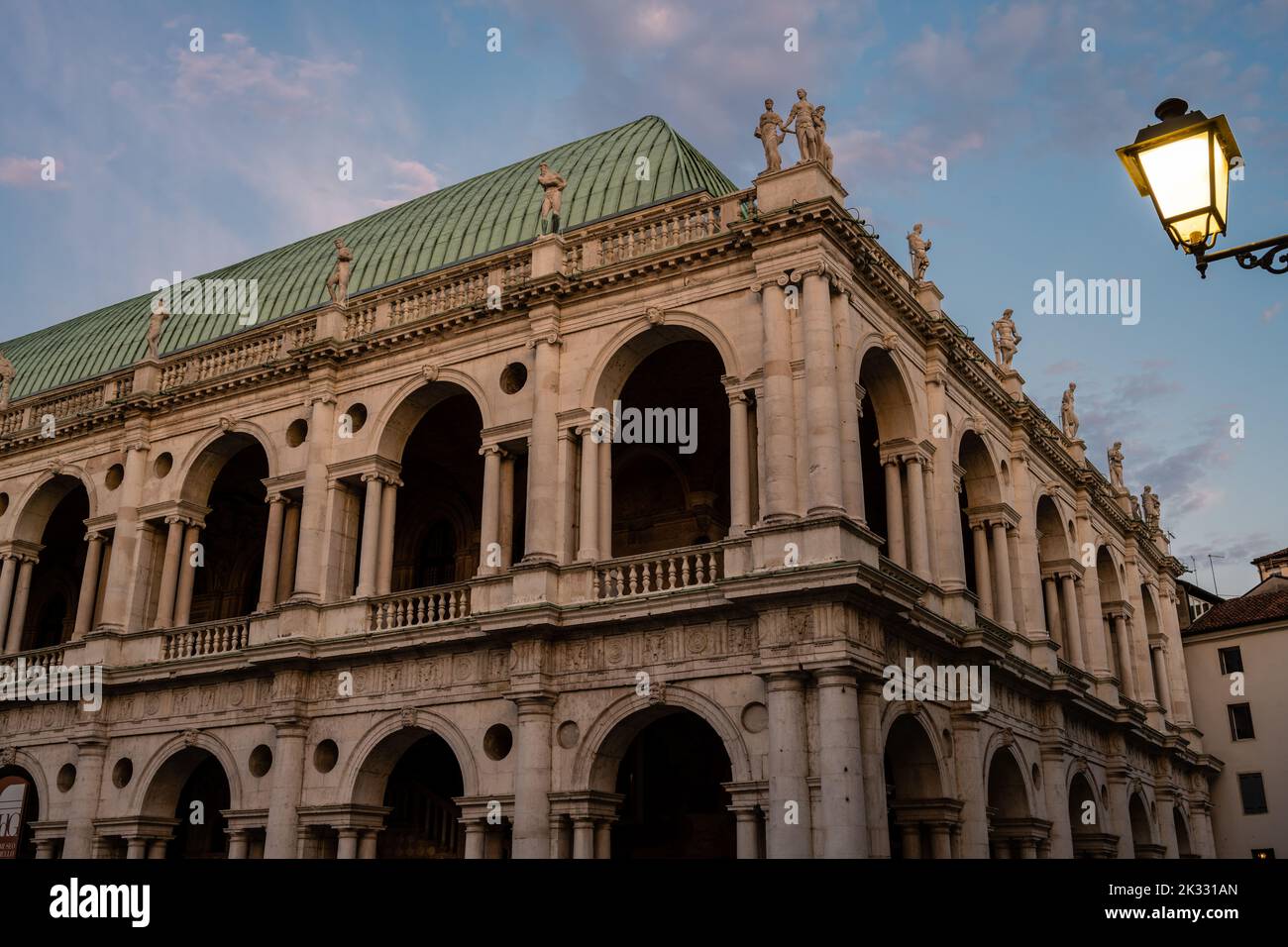 Basilique Palladiana à Vicenza, Italie dans la soirée à Dusk, également appelé Palazzo della Ragione, un bâtiment Renaissance par Andrea Palladio Banque D'Images