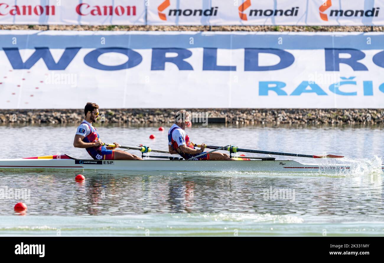 Racice, République tchèque. 24th septembre 2022. Jaime Canalejo Pazos, Javier Garcia Ordonez d'Espagne concourent à la finale De la paire d'hommes A pendant le jour 7 des Championnats du monde d'aviron 2022 à la course de l'arène de Lêtre sur 24 septembre 2022 à Racice, République tchèque. Crédit : Ondrej Hajek/CTK photo/Alay Live News Banque D'Images