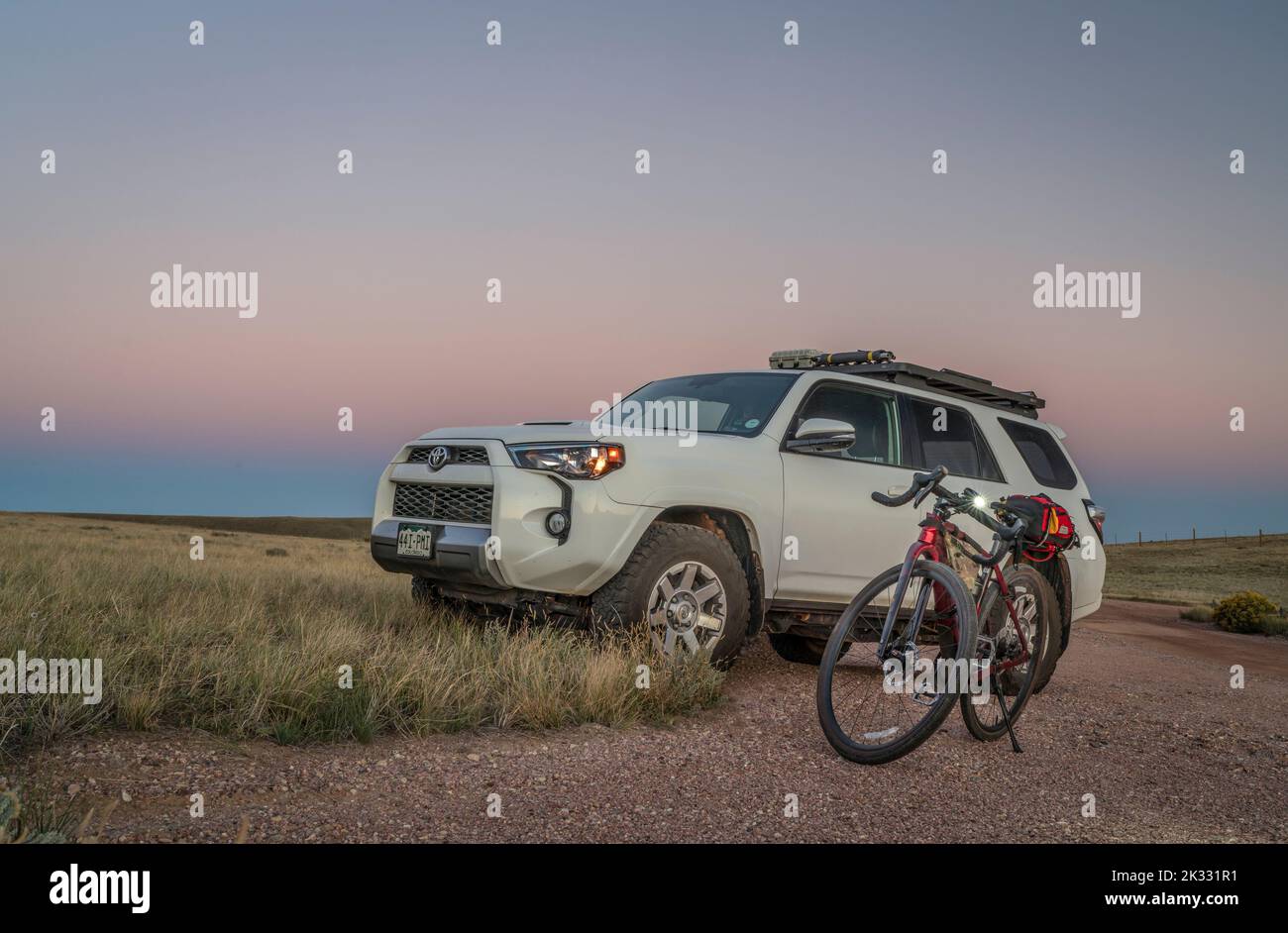 Fort Collins, Colorado, États-Unis - 18 septembre 2022: Toyota 4Runner SUV et Checkpoint SL6 vélo de gravier par Trek à un sentier dans la zone naturelle de Soapstone Prairie Banque D'Images
