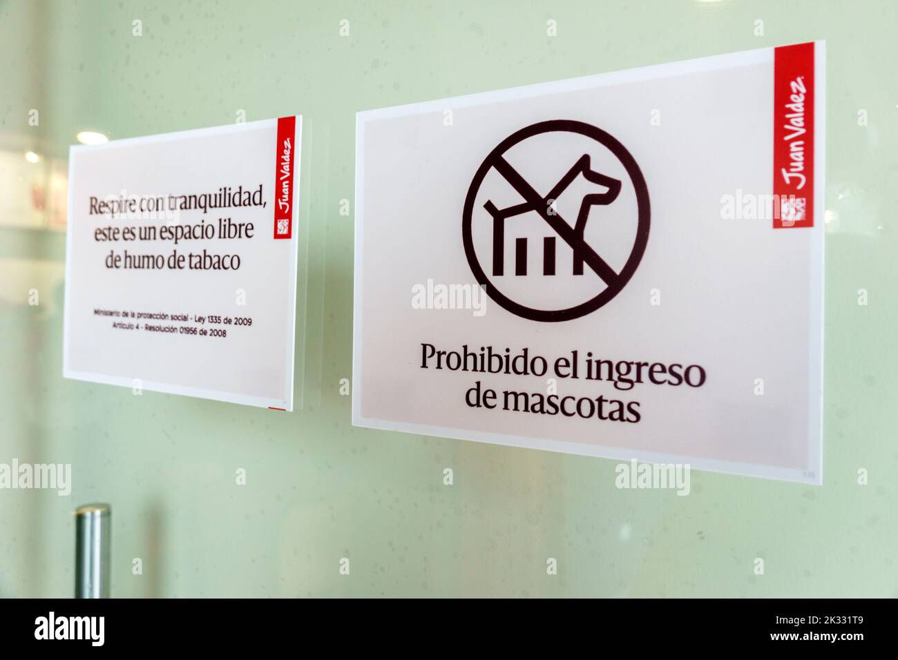 Bogota Colombie,Chapinero Norte Avenida Carrera 7,Juan Valdez Cafe multinationale café restaurant signe d'entrée langue espagnole pas de chiens Banque D'Images