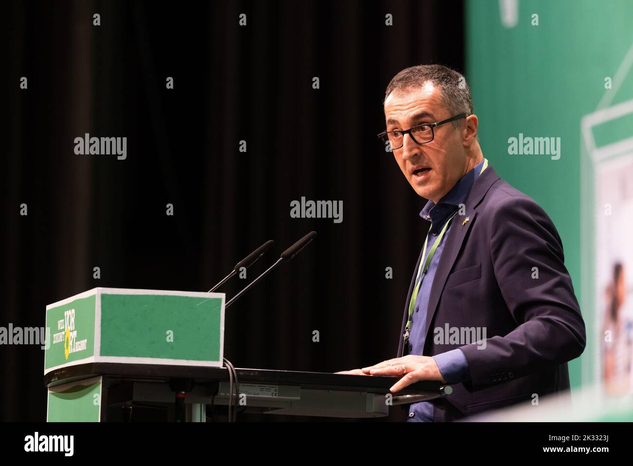Donaueschingen, Allemagne. 24th septembre 2022. CEM Özdemir (Bündnis 90/Die Grünen), ministre fédéral de l'alimentation et de l'Agriculture, se tient et s'exprime lors de la conférence des Verts du Bade-Wurtemberg dans la salle du Danube. Bündnis 90/Die Grünen à Baden-Württemberg se réunissent de nouveau en présence après plusieurs conférences de fête en ligne. À Donaueschingen, ils veulent se distinguer comme un groupe de zones rurales. Il pourrait y avoir des différends au sujet de la politique budgétaire. Credit: Philipp von Ditfurth/dpa/Alay Live News Banque D'Images