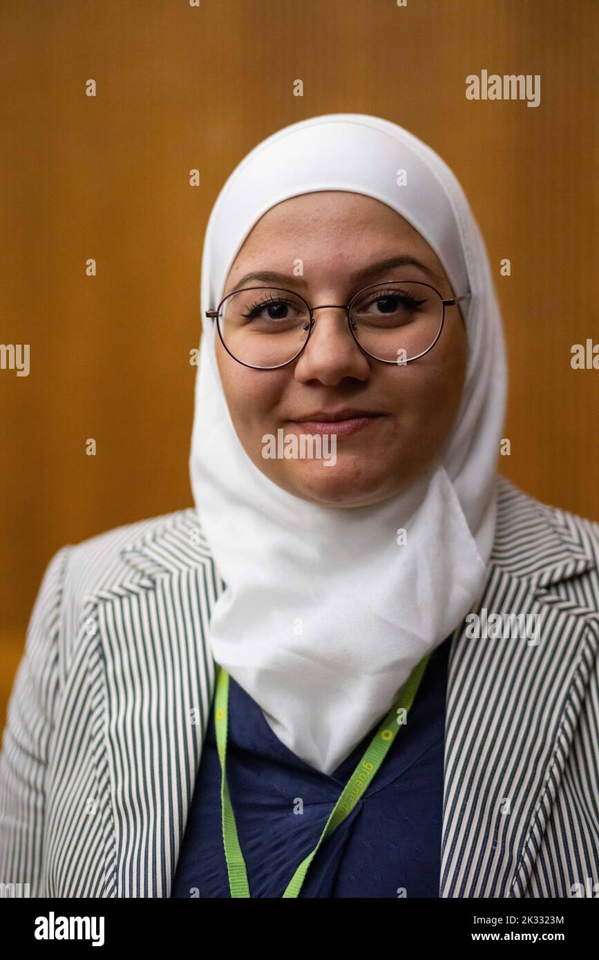 Donaueschingen, Allemagne. 24th septembre 2022. Aya Krkoutli, porte-parole de la Jeunesse verte du Bade-Wurtemberg, se tient lors de la conférence du parti d'Etat de Bündnis 90/Die Grünen dans le Bade-Wurtemberg dans le Donauhalle. Bündnis 90/Die Grünen à Baden-Württemberg se réunissent de nouveau en présence après plusieurs conférences de fête en ligne. À Donaueschingen, ils veulent se distinguer comme un groupe de zones rurales. Il pourrait y avoir des différends au sujet de la politique budgétaire. Credit: Philipp von Ditfurth/dpa/Alay Live News Banque D'Images