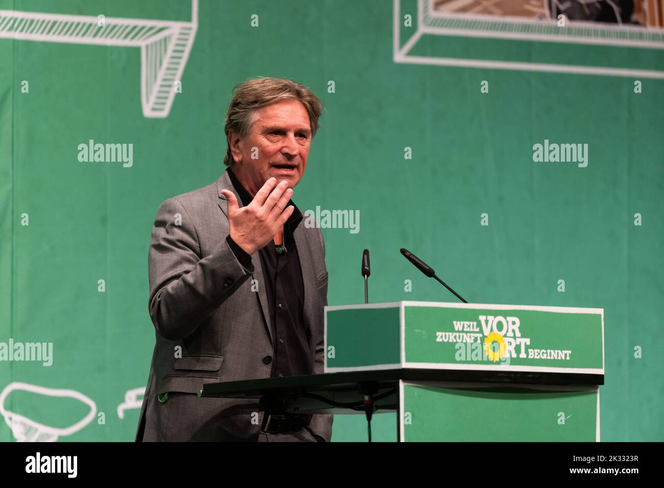 24 septembre 2022, Bade-Wurtemberg, Donaueschingen: Manfred 'anne' Lucha (Bündnis 90/Die Grünen), ministre de la Santé du Bade-Wurtemberg, est sur scène et parle lors de la conférence du parti d'État de son parti. Bündnis 90/Die Grünen à Baden-Württemberg se réunissent de nouveau en présence après plusieurs conférences de fête en ligne. À Donaueschingen, ils veulent se distinguer comme un groupe de zones rurales. Il pourrait y avoir des différends au sujet de la politique budgétaire. Alliance 90/les Verts du Bade-Wurtemberg se réunissent de nouveau en présence après plusieurs conférences de partis en ligne. À Donaue Banque D'Images