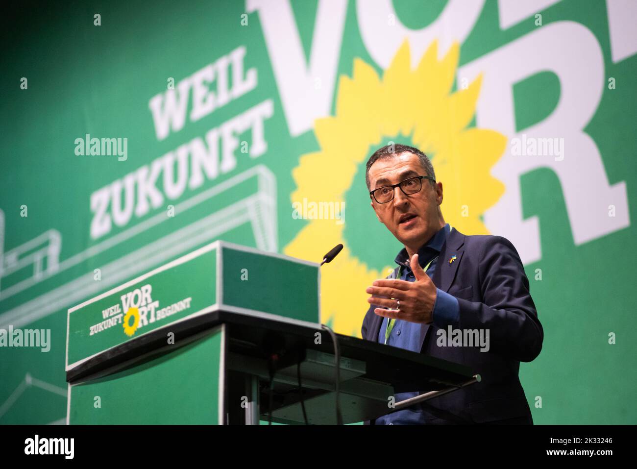 Donaueschingen, Allemagne. 24th septembre 2022. CEM Özdemir (Bündnis 90/Die Grünen), ministre fédéral de l'alimentation et de l'Agriculture, se tient et s'exprime lors de la conférence des Verts du Bade-Wurtemberg dans la salle du Danube. Bündnis 90/Die Grünen à Baden-Württemberg se réunissent de nouveau en présence après plusieurs conférences de fête en ligne. À Donaueschingen, ils veulent se distinguer comme un groupe de zones rurales. Il pourrait y avoir des différends au sujet de la politique budgétaire. Credit: Philipp von Ditfurth/dpa/Alay Live News Banque D'Images