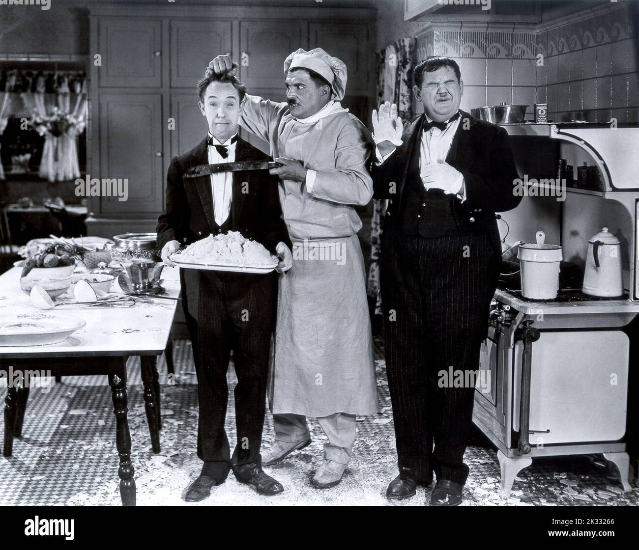 Stan Laurel et Oliver Hardy dans la scène de film 'de Soup à NUTSs' 1928 Banque D'Images