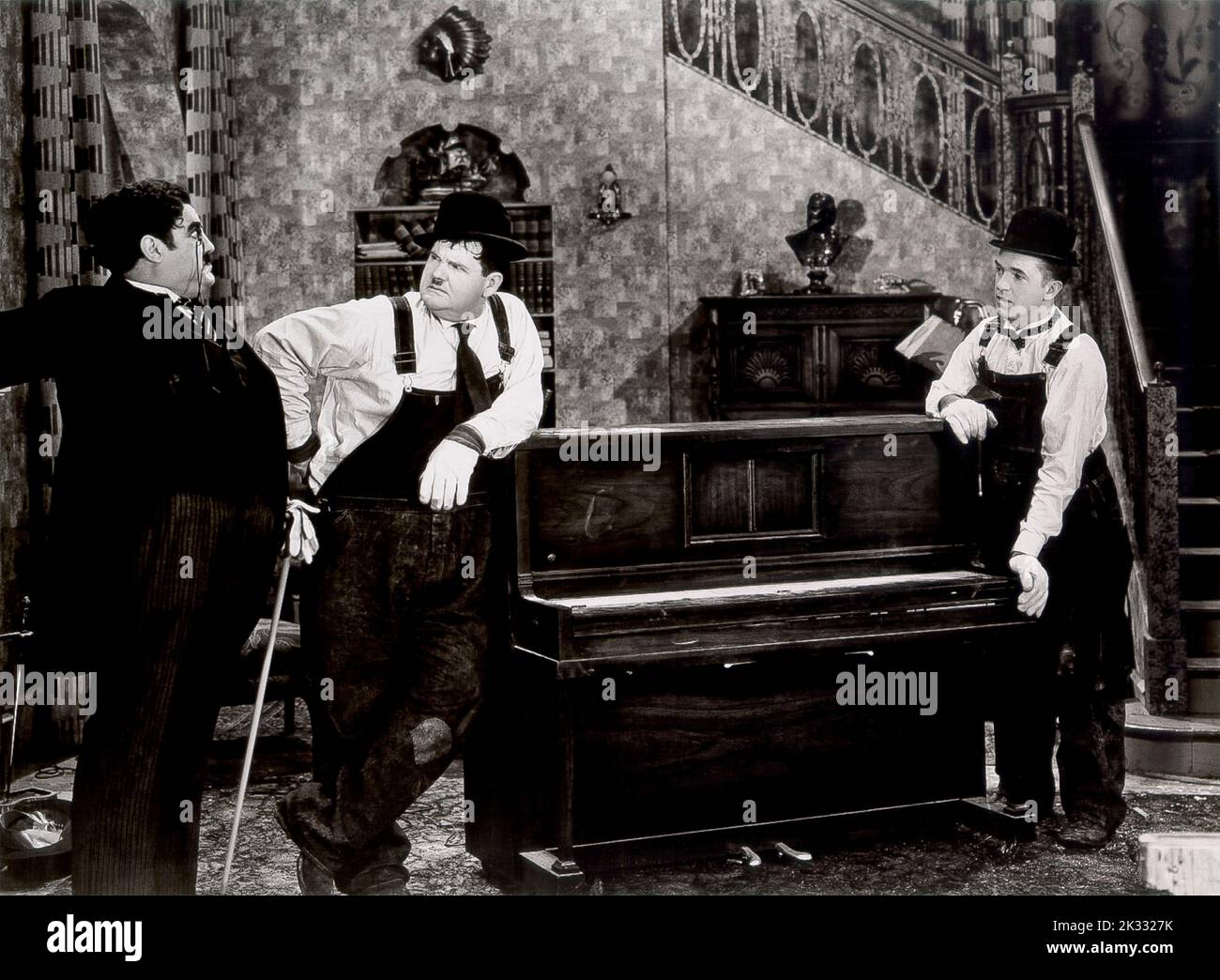 Stan Laurel et Oliver Hardy dans la scène de film 'The Music Box' 1932 Banque D'Images