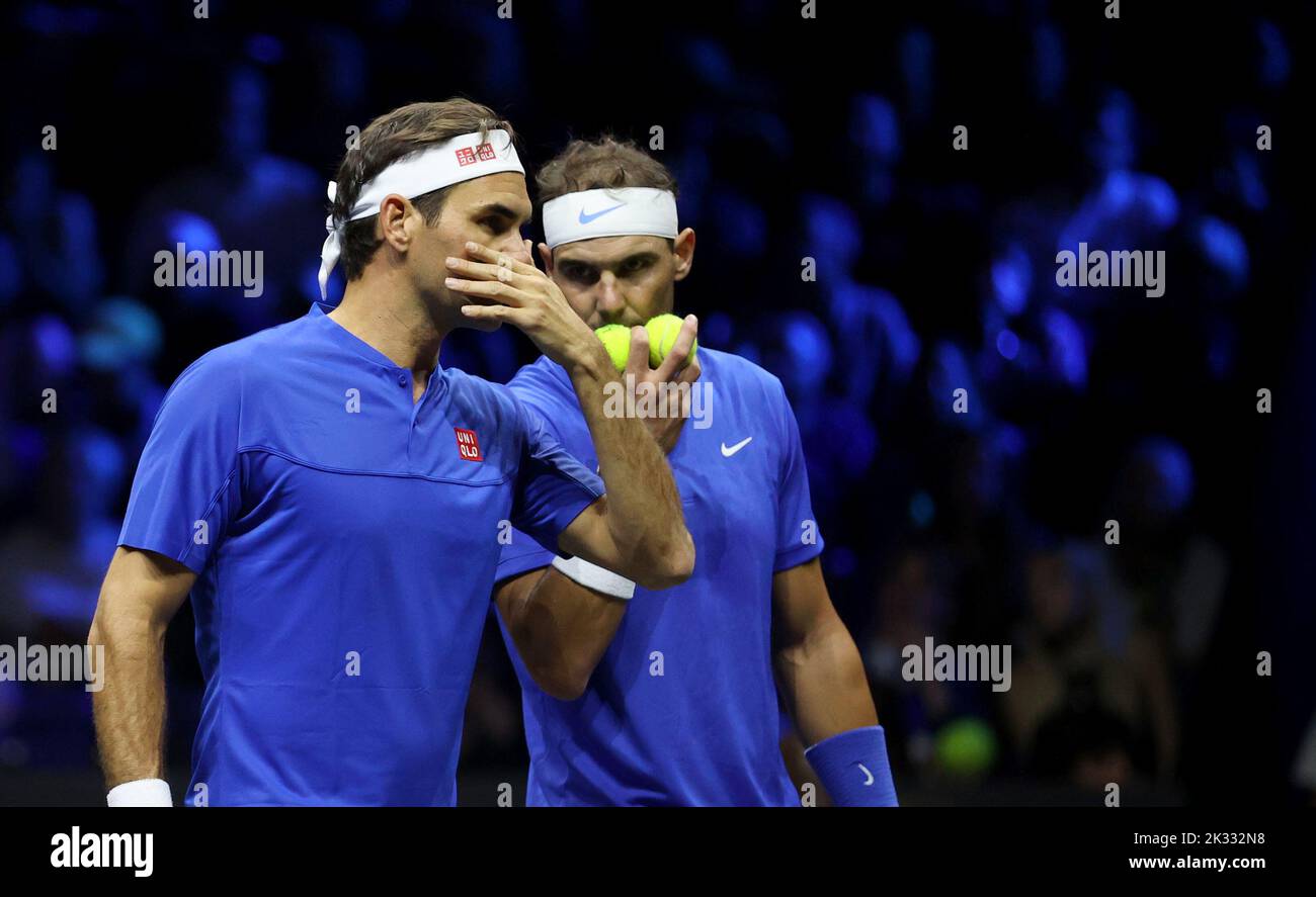 Londres, Grande-Bretagne. 23rd septembre 2022. Le joueur suisse Roger Federer (L) et le joueur espagnol Rafael Nadal de Team Europe communiquent lors du dernier match de Roger Federer après avoir annoncé sa retraite à la coupe du Laver à Londres, en Grande-Bretagne, le 23 septembre 2022. Crédit : Li Ying/Xinhua/Alay Live News Banque D'Images