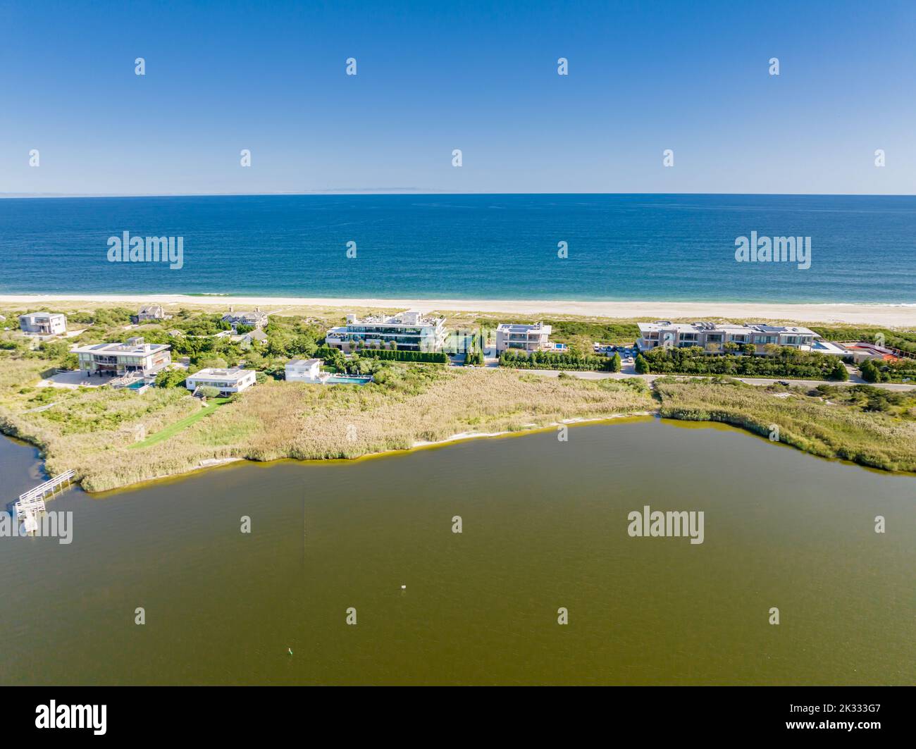 Vue aérienne de la route des dunes et des maisons au bord de l'eau, Bridgehampton, ny Banque D'Images