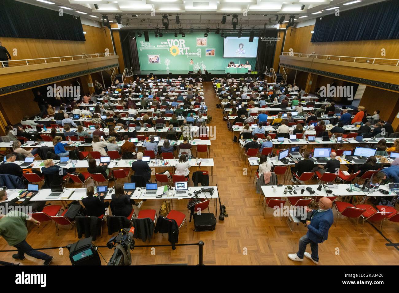 Donaueschingen, Allemagne. 24th septembre 2022. Des délégués des Verts du Bade-Wurtemberg siègent lors de leur conférence du parti d'État dans la salle du Danube. Bündnis 90/Die Grünen se réunissent de nouveau en présence après plusieurs conférences de fête en ligne. À Donaueschingen, ils veulent se distinguer comme un groupe de zones rurales. Il pourrait y avoir des différends au sujet de la politique budgétaire. Credit: Philipp von Ditfurth/dpa/Alay Live News Banque D'Images