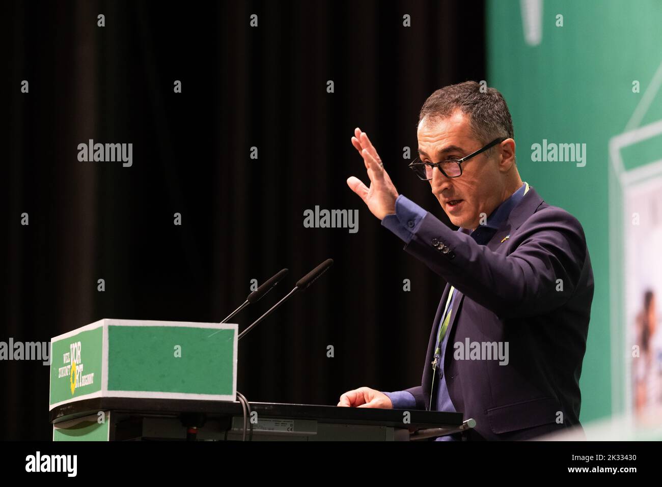 Donaueschingen, Allemagne. 24th septembre 2022. CEM Özdemir (Bündnis 90/Die Grünen), ministre fédéral de l'alimentation et de l'Agriculture, se tient et s'exprime lors de la conférence des Verts du Bade-Wurtemberg dans la salle du Danube. Bündnis 90/Die Grünen à Baden-Württemberg se réunissent de nouveau en présence après plusieurs conférences de fête en ligne. À Donaueschingen, ils veulent se distinguer comme un groupe de zones rurales. Il pourrait y avoir des différends au sujet de la politique budgétaire. Credit: Philipp von Ditfurth/dpa/Alay Live News Banque D'Images