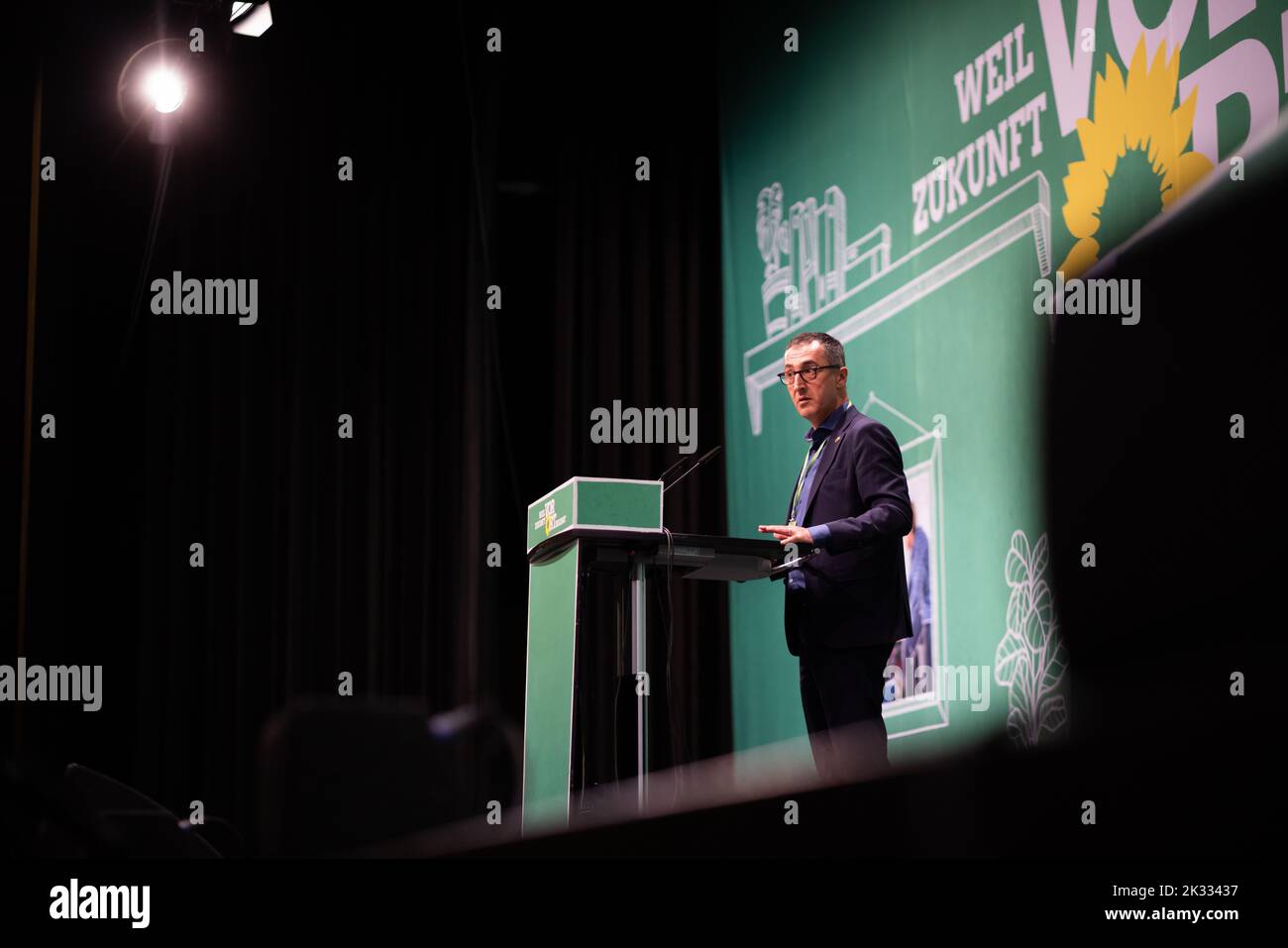 Donaueschingen, Allemagne. 24th septembre 2022. CEM Özdemir (Bündnis 90/Die Grünen), ministre fédéral de l'alimentation et de l'Agriculture, se tient et s'exprime lors de la conférence des Verts du Bade-Wurtemberg dans la salle du Danube. Bündnis 90/Die Grünen à Baden-Württemberg se réunissent de nouveau en présence après plusieurs conférences de fête en ligne. À Donaueschingen, ils veulent se distinguer comme un groupe de zones rurales. Il pourrait y avoir des différends au sujet de la politique budgétaire. Credit: Philipp von Ditfurth/dpa/Alay Live News Banque D'Images