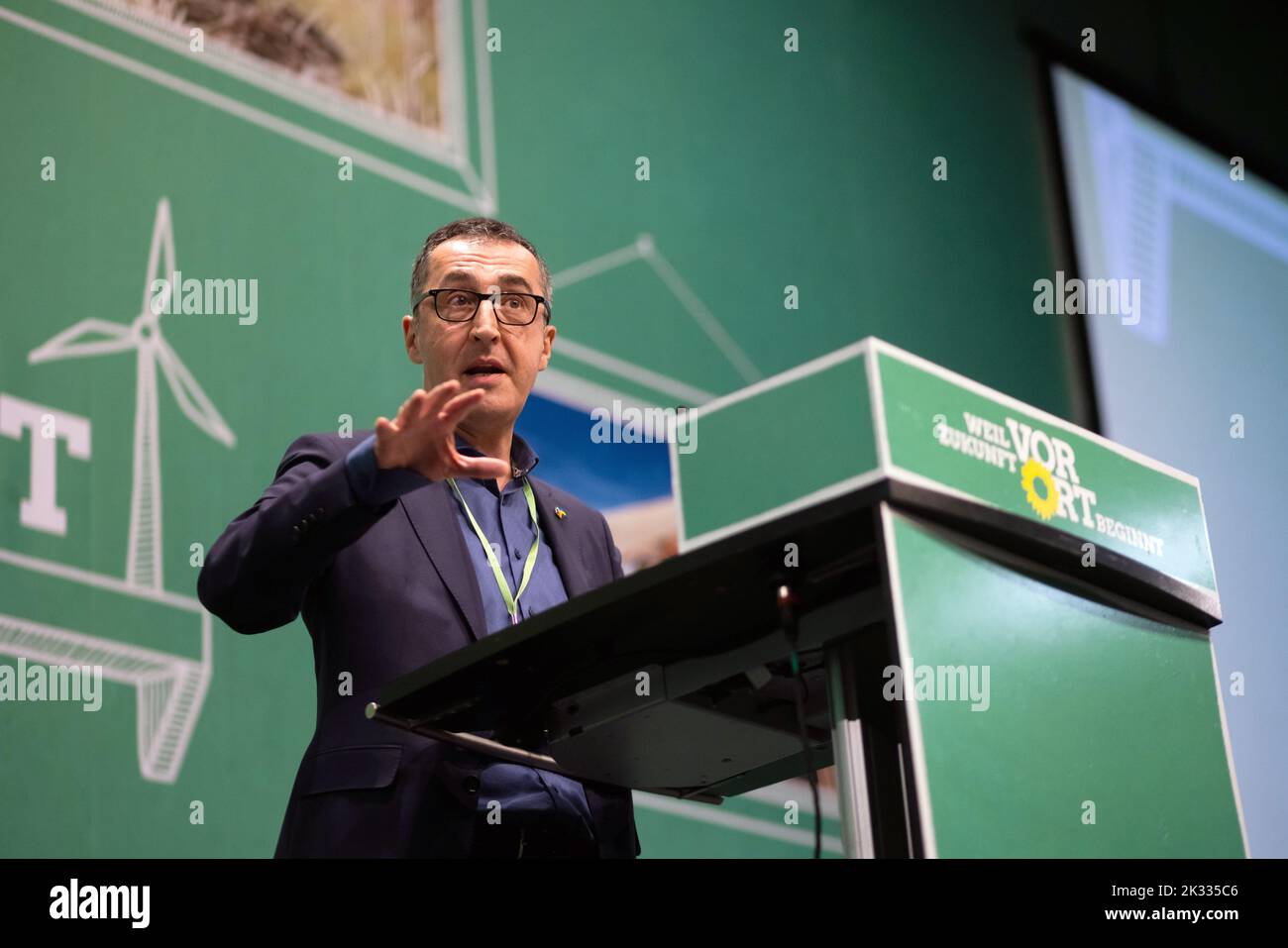 Donaueschingen, Allemagne. 24th septembre 2022. CEM Özdemir (Bündnis 90/Die Grünen), ministre fédéral de l'alimentation et de l'Agriculture, se tient et s'exprime lors de la conférence des Verts du Bade-Wurtemberg dans la salle du Danube. Bündnis 90/Die Grünen à Baden-Württemberg se réunissent de nouveau en présence après plusieurs conférences de fête en ligne. À Donaueschingen, ils veulent se distinguer comme un groupe de zones rurales. Il pourrait y avoir des différends au sujet de la politique budgétaire. Credit: Philipp von Ditfurth/dpa/Alay Live News Banque D'Images