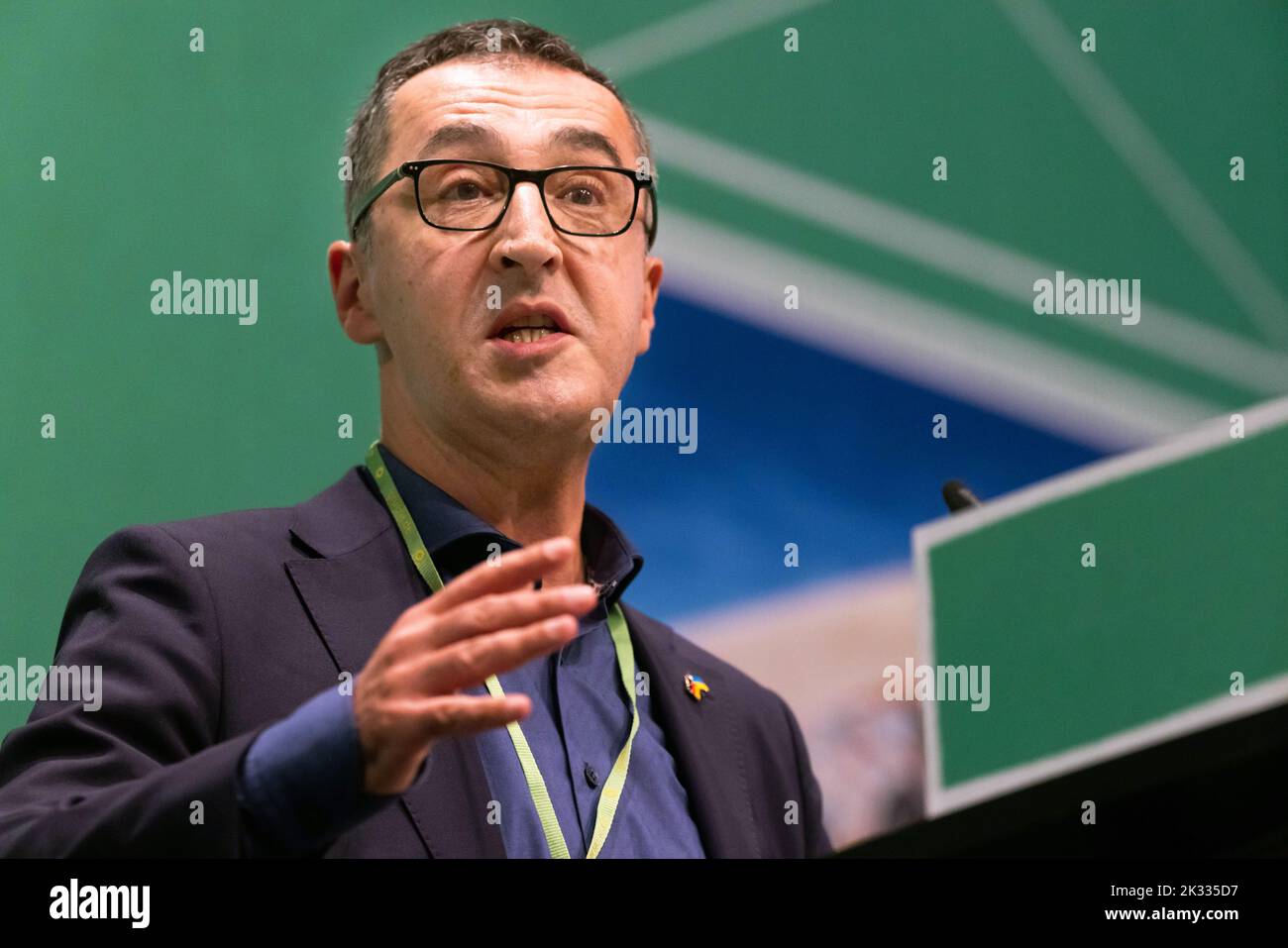 Donaueschingen, Allemagne. 24th septembre 2022. CEM Özdemir (Bündnis 90/Die Grünen), ministre fédéral de l'alimentation et de l'Agriculture, se tient et s'exprime lors de la conférence des Verts du Bade-Wurtemberg dans la salle du Danube. Bündnis 90/Die Grünen à Baden-Württemberg se réunissent de nouveau en présence après plusieurs conférences de fête en ligne. À Donaueschingen, ils veulent se distinguer comme un groupe de zones rurales. Il pourrait y avoir des différends au sujet de la politique budgétaire. Credit: Philipp von Ditfurth/dpa/Alay Live News Banque D'Images