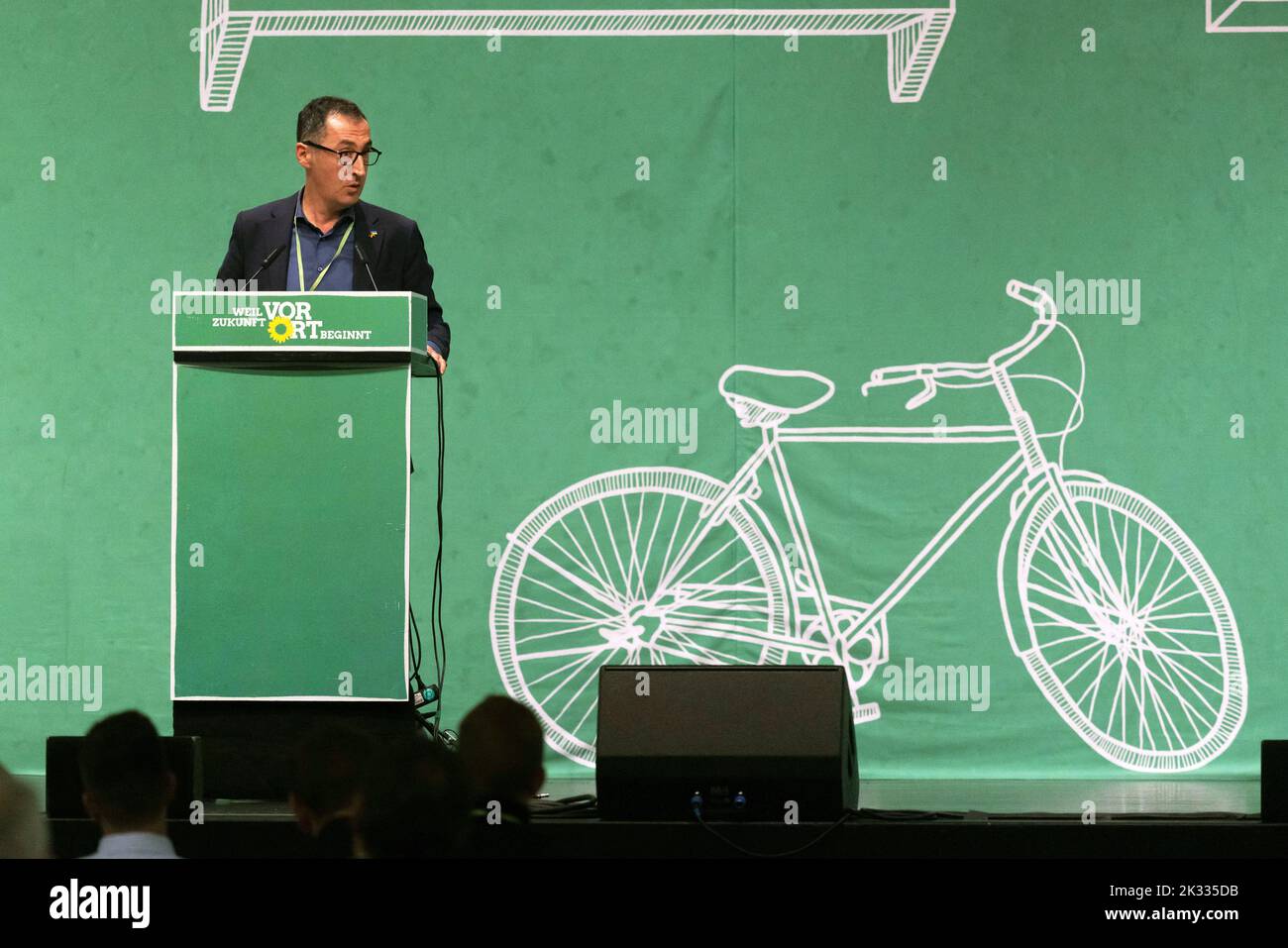 Donaueschingen, Allemagne. 24th septembre 2022. CEM Özdemir (Bündnis 90/Die Grünen), ministre fédéral de l'alimentation et de l'Agriculture, se tient et s'exprime lors de la conférence des Verts du Bade-Wurtemberg dans la salle du Danube. Bündnis 90/Die Grünen à Baden-Württemberg se réunissent de nouveau en présence après plusieurs conférences de fête en ligne. À Donaueschingen, ils veulent se distinguer comme un groupe de zones rurales. Il pourrait y avoir des différends au sujet de la politique budgétaire. Credit: Philipp von Ditfurth/dpa/Alay Live News Banque D'Images