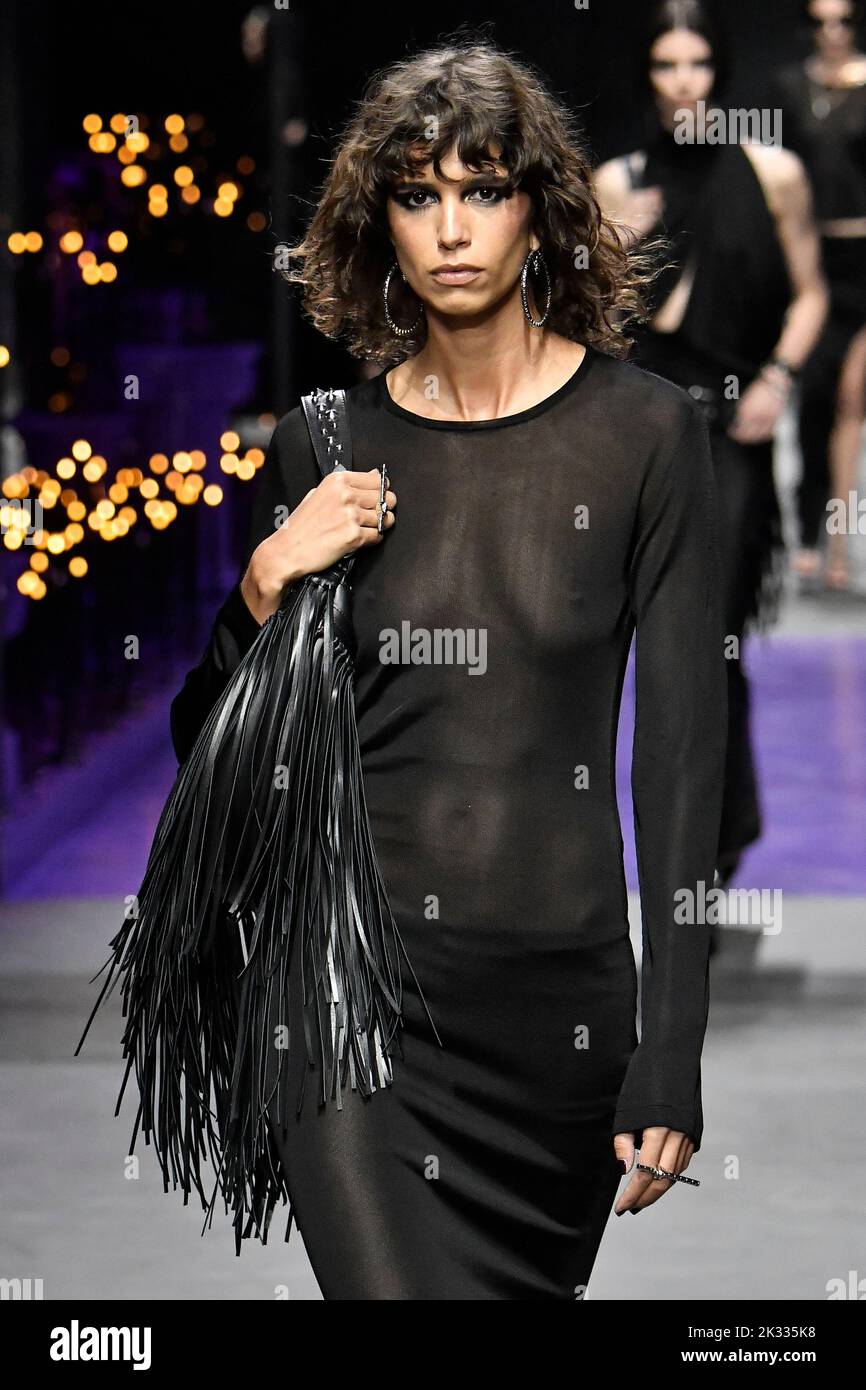 Milan, Italie. 23rd septembre 2022. MICA Arganaraz marche sur la piste au salon de la mode Versace pendant le salon de la mode des collections Printemps été 2023 à la semaine de la mode de Milan à Milan sur 23 septembre 2022. (Photo de Jonas Gustavsson/Sipa USA) crédit: SIPA USA/Alay Live News Banque D'Images