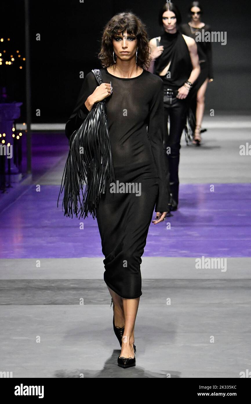 Milan, Italie. 23rd septembre 2022. MICA Arganaraz marche sur la piste au salon de la mode Versace pendant le salon de la mode des collections Printemps été 2023 à la semaine de la mode de Milan à Milan sur 23 septembre 2022. (Photo de Jonas Gustavsson/Sipa USA) crédit: SIPA USA/Alay Live News Banque D'Images