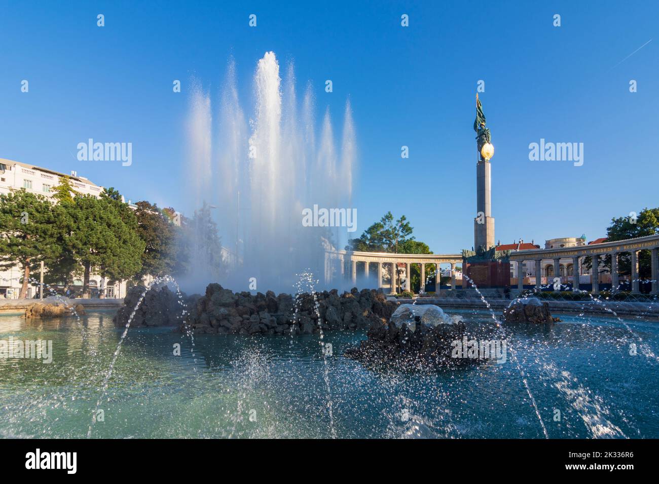 Wien, Vienne: Hochstrahlbrunnen (grande fontaine à jet), Heldendenkmal der Roten Armee (Mémorial de la guerre soviétique) en 03. Landstraße, Wien, Autriche Banque D'Images