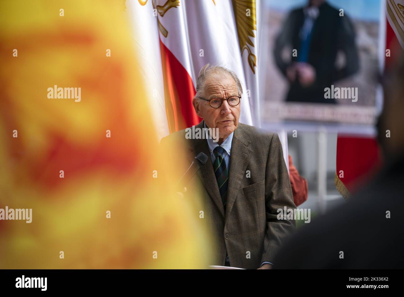2022-09-24 14:58:17 LA HAYE - ancien membre du Parlement Henk de Haan pendant une manifestation de solidarité après la mort de l'iranien Mahsa Amini. Cette femme de 22 ans est décédée après avoir été arrêtée par la police religieuse pour avoir violé le code vestimentaire islamique. Les critiques disent qu'elle a été battue par les flics. ANP JEROEN JUMELET pays-bas sortie - belgique sortie Banque D'Images
